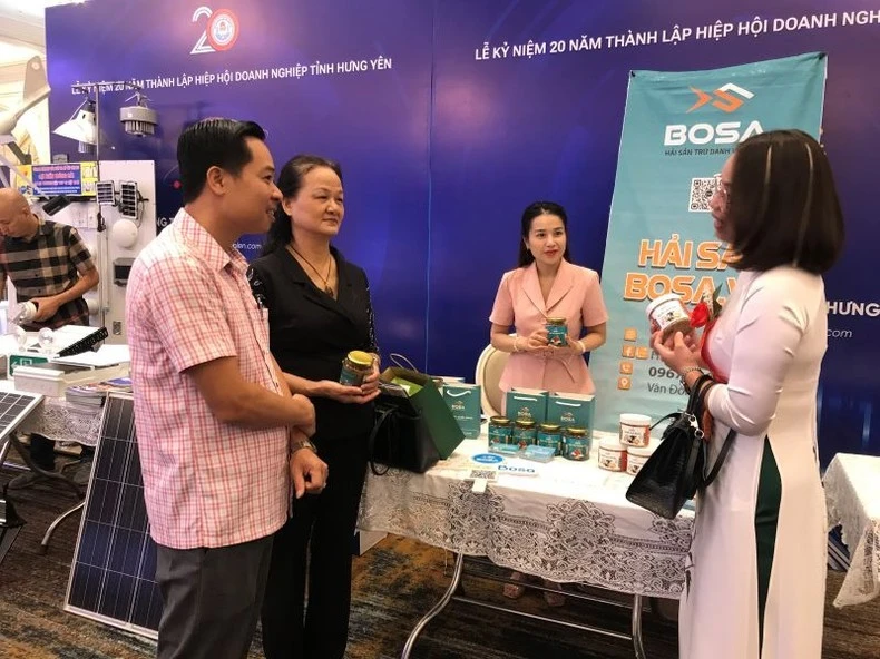 Doanh nghiệp giới thiệu sản phẩm trưng bày tại Diễn đàn Hợp tác-Liên kết và Phát triển doanh nghiệp khu vực phía bắc lần thứ XV năm 2024.