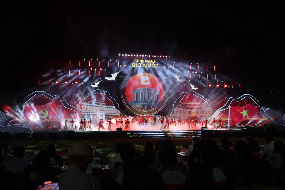 Sắc đỏ tự hào trên sân khấu chương trình "Cùng nhau giữ nước".