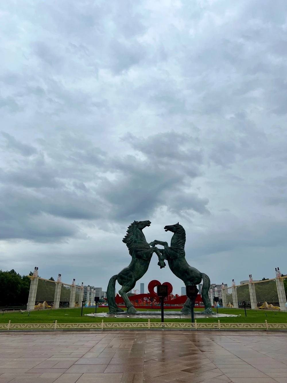 Quảng trường Thành Cát Tư Hãn với bức tượng ngựa khổng lồ.