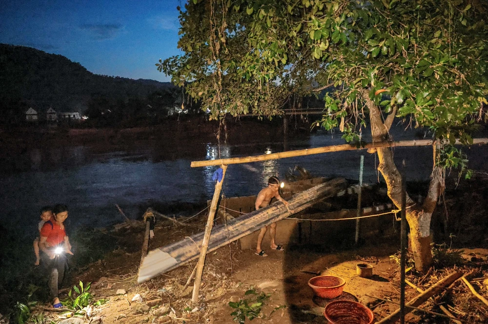 Người dân bản Cuông 2, Lào Cai tích cực dọn dẹp khi nước rút, sớm quay lại cuộc sống bình thường.