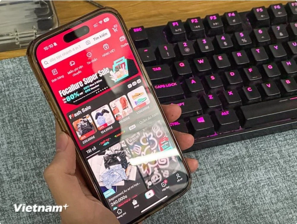 Thương mại điện tử đang phát triển mạnh mẽ tại Việt Nam.