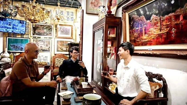 Nghệ nhân chuyện trò cùng trà khách.