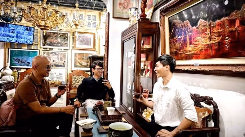 Nghệ nhân chuyện trò cùng trà khách.