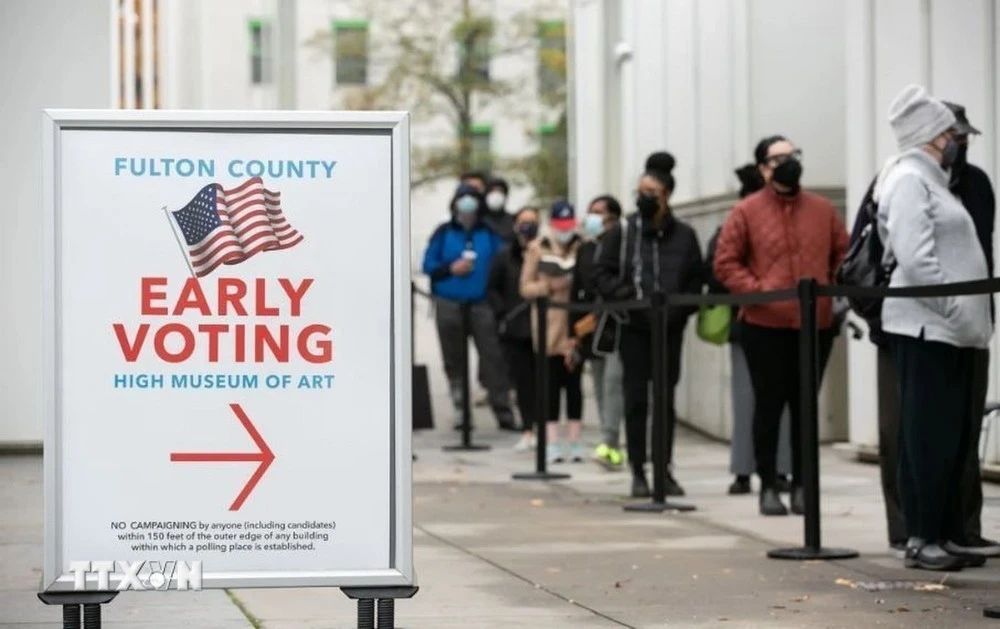 Cử tri xếp hàng bỏ phiếu sớm tại điểm bầu cử ở Atlanta, bang Georgia, ngày 14/12/2020.