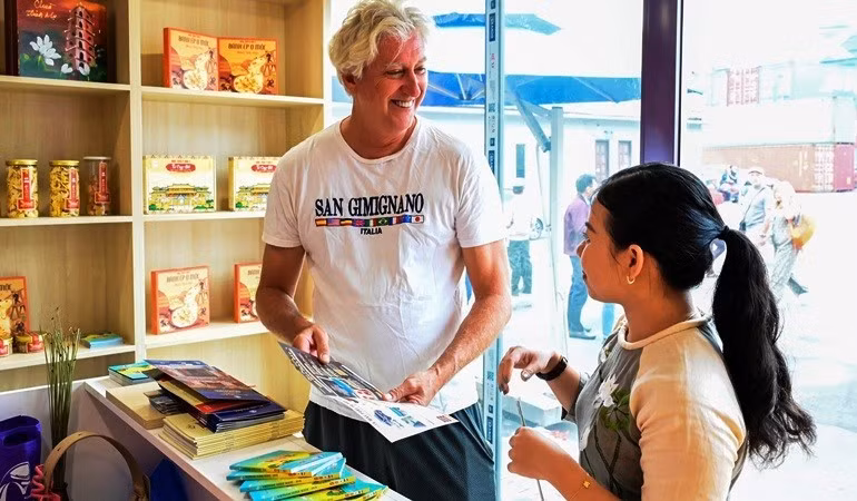 Đây là địa chỉ tin cậy phục vụ du khách, thuyền viên tàu biển khi cập cảng Chân Mây.