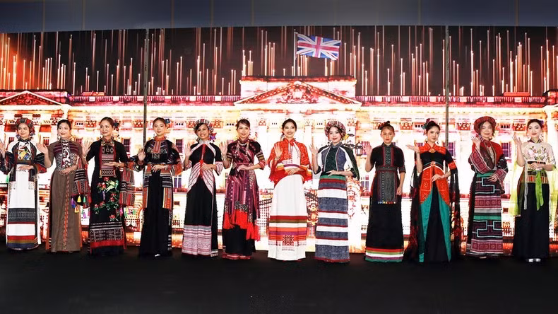 Trình diễn bộ sưu tập áo dài Hành tinh phồn thịnh của nhà thiết kế Lan Hương.