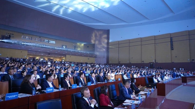 Các đại biểu dự lễ công bố Quy hoạch Bình Dương thời kỳ 2021 - 2030, tầm nhìn đến năm 2050.