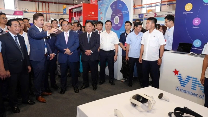 Thủ tướng tham quan Triển lãm Năng lượng và tự động hóa toàn cầu.