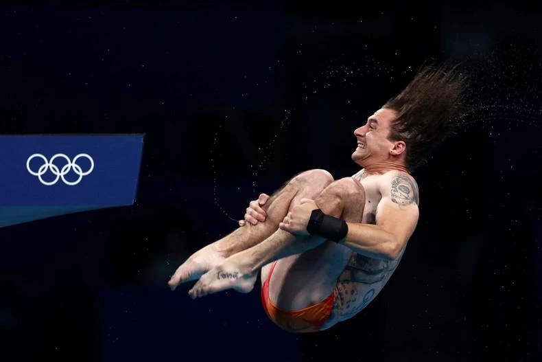 Vận động viên nhảy cầu sẽ bị phạt nếu phần đầu quá gần ván nhảy.