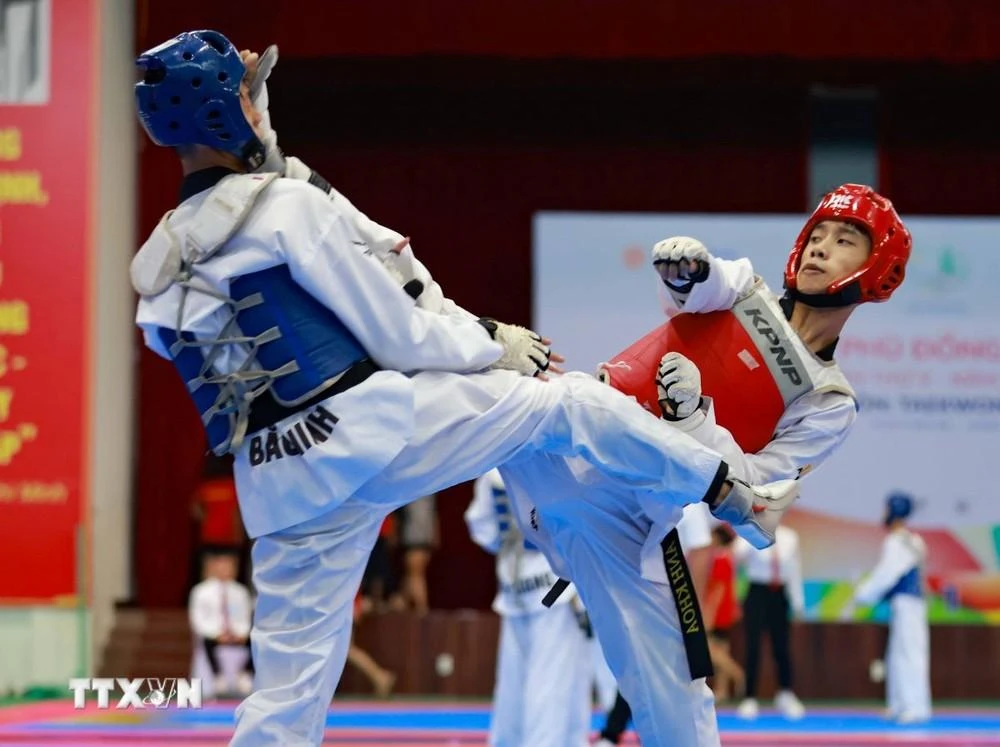 Thi đấu đối kháng môn Taekwondo.