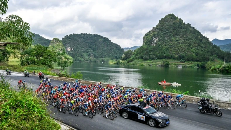 Các vận động viên thi đấu trong khung cảnh non xanh nước biếc.