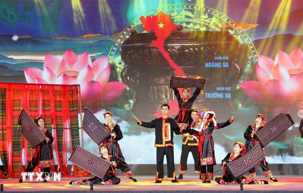 Các tiết mục văn nghệ do các đoàn nghệ thuật quần chúng đến từ các tỉnh thành trong cả nước.