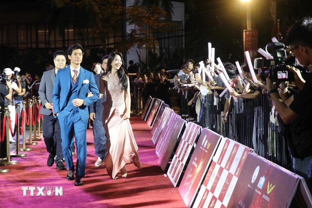 Các nghệ sỹ, diễn viên giao lưu với khán giả Nha Trang.