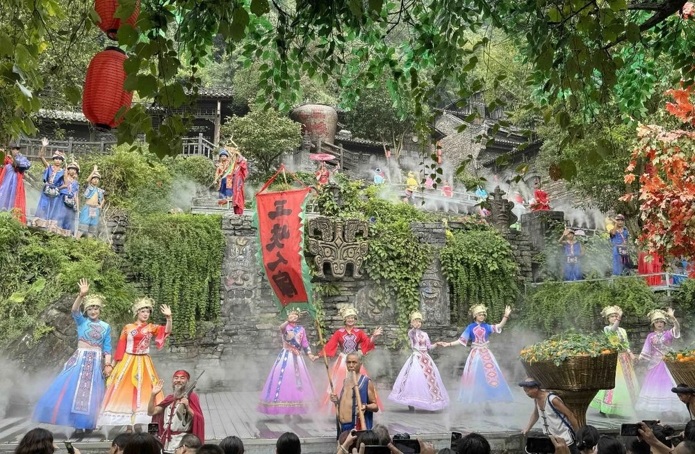 Tiết mục biểu diễn nghệ thuật của bà con dân tộc Thổ Gia ở Nghi Xương.