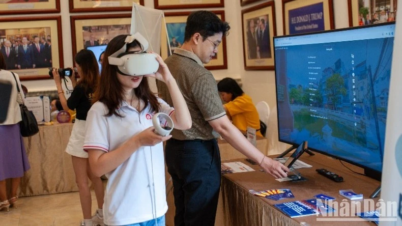 Đại biểu trải nghiệm các công nghệ số tại hội thảo.