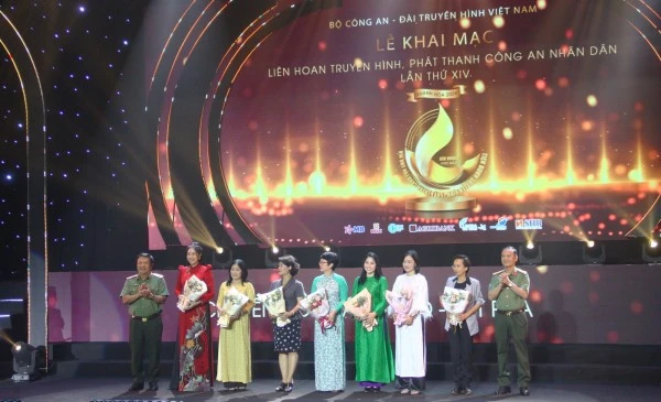 Thiếu tướng Đỗ Triệu Phong, Cục trưởng Cục Truyền thông CAND, Trưởng Ban Tổ chức và Đại tá Nguyễn Thế Hùng, Giám đốc Công an tỉnh Khánh Hòa, Phó Trưởng Ban Tổ chức trao hoa cho Ban giám khảo liên hoan.