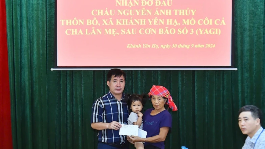 Văn phòng Đại diện Báo Nhân Dân tại Lào Cai thăm và tặng quà hai bà cháu bé Nguyễn Ánh Thủy. 6.jpg