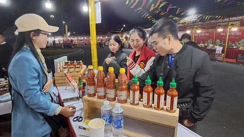 Du khách, người dân thành phố Hà Nội đến trải nghiệm sản phẩm, mua sắm.