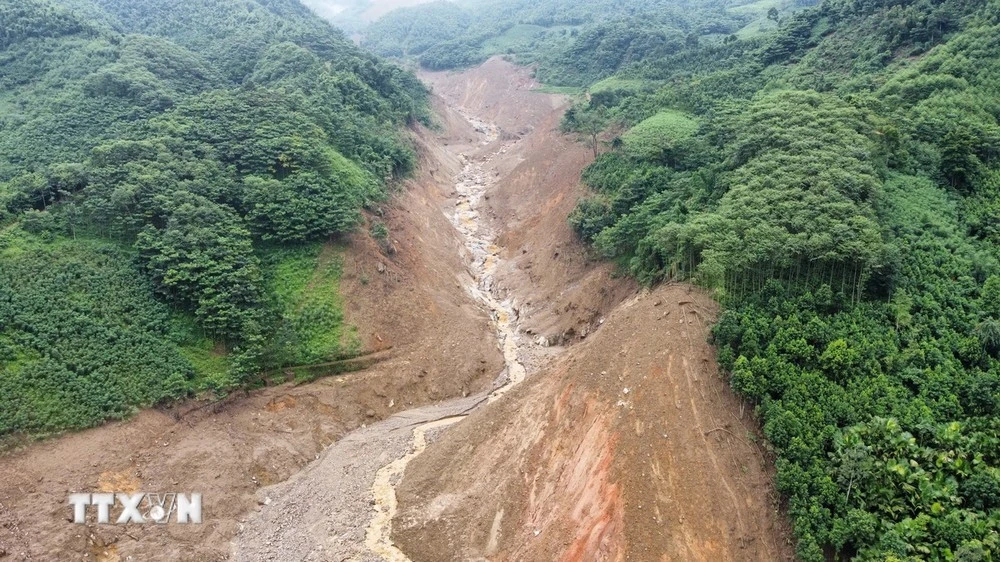 Vết tích của trận lũ ống, lũ quét kéo dài từ đỉnh núi Voi xuống nơi hàng trăm con người Làng Nủ đang sinh sống bình yên, sáng 10/9.