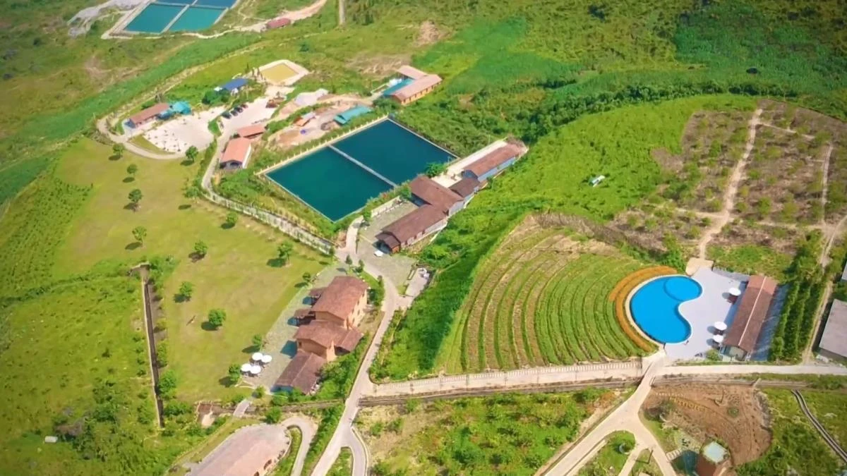 Khu du lịch nghỉ dưỡng H’mong Village nổi bật giữa núi rừng, minh chứng cho sự phát triển của vùng cao núi đá trên con đường phát triển bền vững từ du lịch xanh.