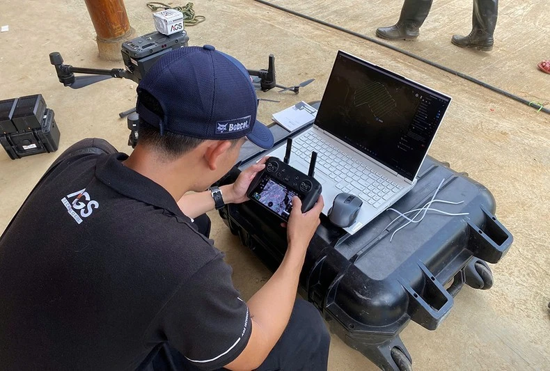 Kỹ sư của AGS thiết lập bản đồ bay cho drone tại Làng Nủ.