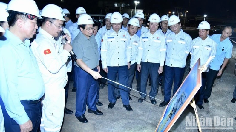Thủ tướng Phạm Minh Chính cho ý kiến chỉ đạo về quá trình sản xuất kinh doanh tại Trung tâm công nghiệp năng lượng và hậu cần kỹ thuật PTSC.