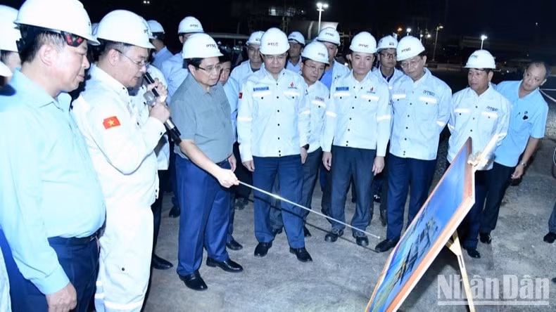 Thủ tướng Phạm Minh Chính cho ý kiến chỉ đạo về quá trình sản xuất kinh doanh tại Trung tâm công nghiệp năng lượng và hậu cần kỹ thuật PTSC.
