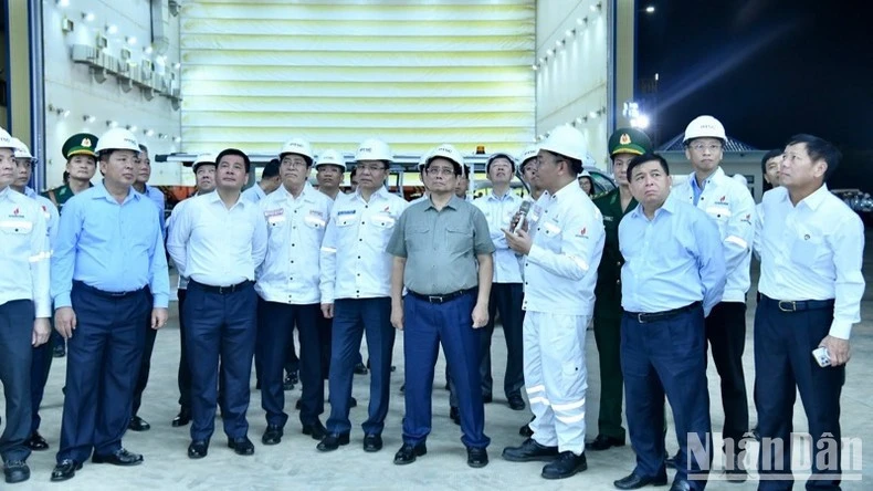 Thủ tướng Phạm Minh Chính tham quan xưởng sơn chân đế điện gió ngoài khơi tại Trung tâm Công nghiệp năng lượng và hậu cần kỹ thuật PTSC.