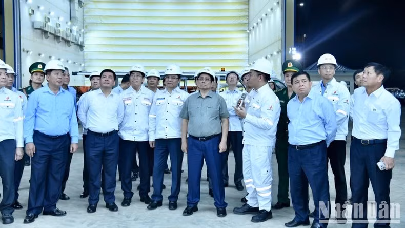 Thủ tướng Phạm Minh Chính tham quan xưởng sơn chân đế điện gió ngoài khơi tại Trung tâm Công nghiệp năng lượng và hậu cần kỹ thuật PTSC.
