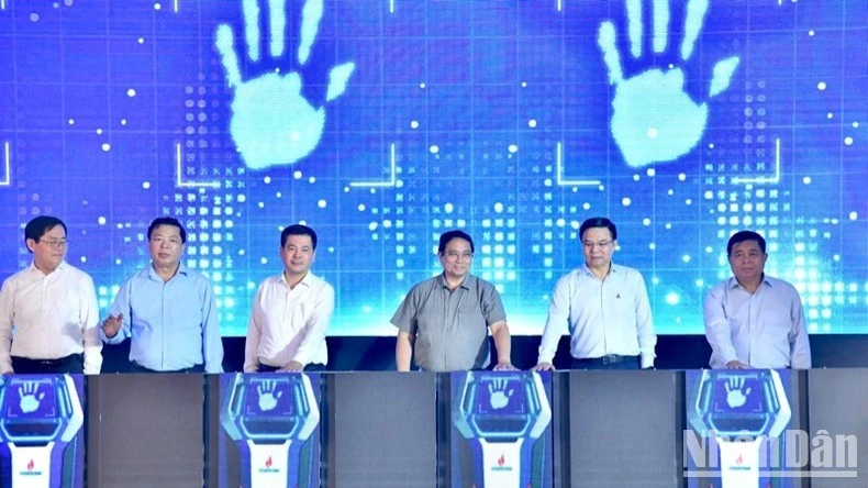 Thủ tướng Phạm Minh Chính và các đồng chí lãnh đạo thực hiện nghi thức khởi công các trạm biến áp - dự án Baltica 02.