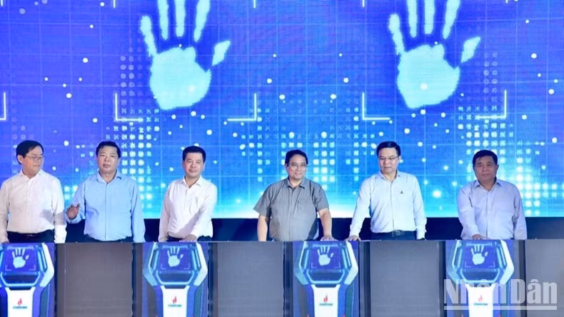 Thủ tướng Phạm Minh Chính và các đồng chí lãnh đạo thực hiện nghi thức khởi công các trạm biến áp - dự án Baltica 02.