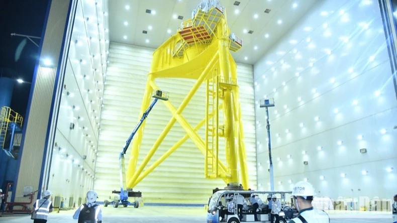 Xưởng sơn chân đế điện gió ngoài khơi tại Trung tâm Công nghiệp năng lượng và hậu cần kỹ thuật PTSC.