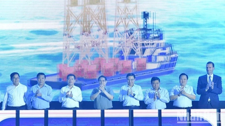 Thủ tướng Phạm Minh Chính và các đồng chí lãnh đạo, đại biểu thực hiện nghi thức hạ thuỷ và bàn giao lô chân đế điện gió ngoài khơi.