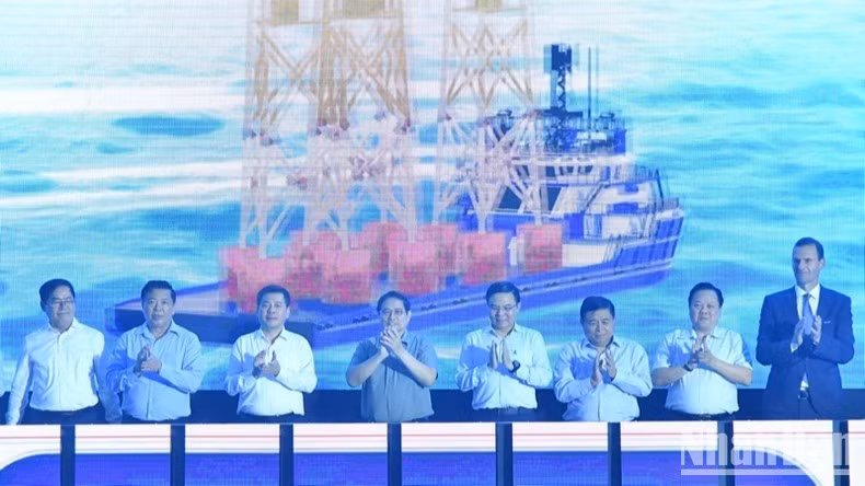 Thủ tướng Phạm Minh Chính và các đồng chí lãnh đạo, đại biểu thực hiện nghi thức hạ thuỷ và bàn giao lô chân đế điện gió ngoài khơi.