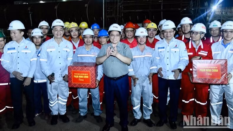 Thủ tướng Phạm Minh Chính tặng quà động viên đội ngũ kỹ sư, công nhân ngành dầu khí đang làm việc tại Trung tâm Công nghiệp năng lượng và hậu cần kỹ thuật PTSC.
