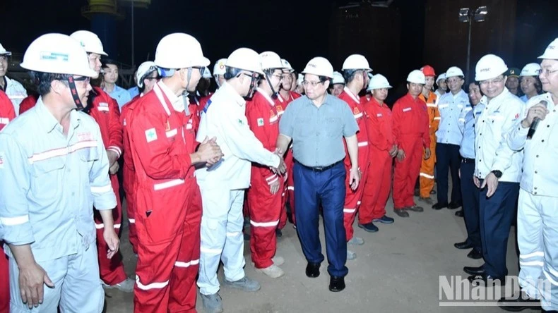 Thủ tướng Phạm Minh Chính đến thăm, động viên kỹ sư, công nhân ngành Dầu khí tại Trung tâm công nghiệp năng lượng và hậu cần kỹ thuật PTSC ở Bà Rịa - Vũng Tàu.