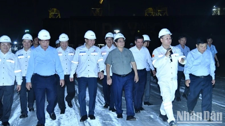 Thủ tướng Phạm Minh Chính đi thị sát khu vực dự kiến mở rộng Trung tâm Công nghiệp năng lượng và hậu cần kỹ thuật PTSC.