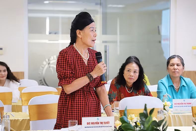 Nguyên Phó Chủ tịch Hội Liên hiệp Phụ nữ Việt Nam Nguyễn Thị Tuyết phát biểu ý kiến tại Hội thảo.