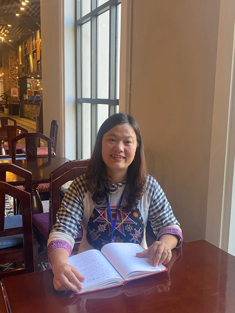 Giám đốc Công ty trách nhiệm hữu hạn Sản xuất và Dịch vụ Thổ cẩm Việt Nam tại Sa Pa Trần Thị Thu Hiền tham luận tại hội nghị.