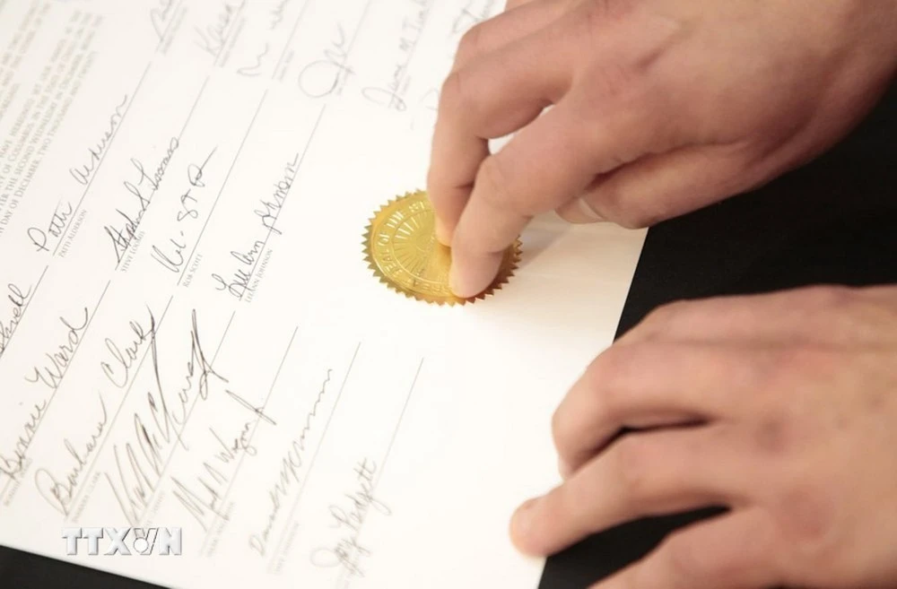 Thư ký bầu cử bang Ohio ấn dấu triện chính thức kết quả bầu cử Tổng thống và Phó Tổng thống Mỹ của các đại cử tri ở Columbus ngày 14/12/2020.