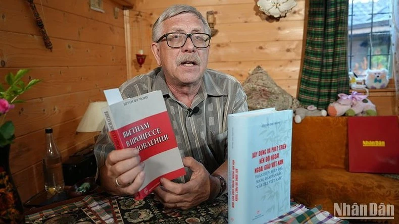 Tác giả Peter Tsvetov trong một lần trao đổi với phóng viên Báo Nhân Dân thường trú tại Nga về Cuốn sách Xây dựng và phát triển nền đối ngoại, ngoại giao Việt Nam toàn diện, hiện đại, mang đậm bản sắc "cây tre Việt Nam" của Tổng Bí thư Nguyễn Phú Trọng.