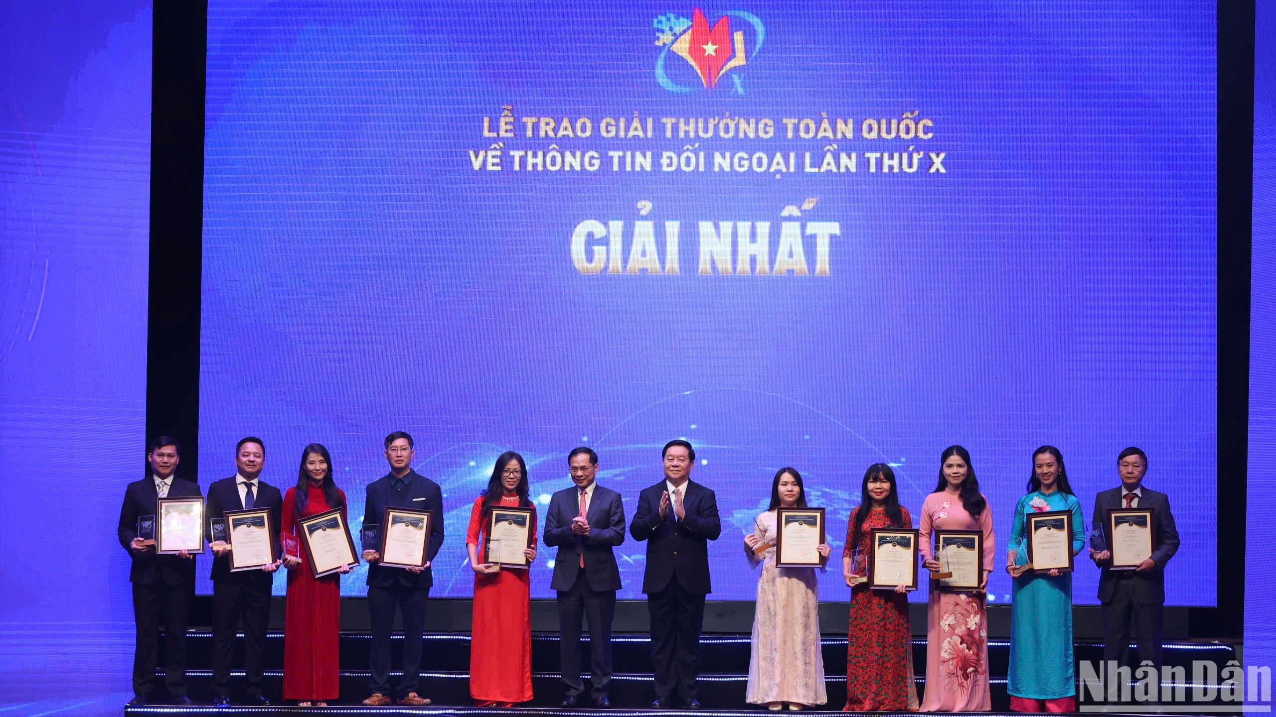 Đồng chí Nguyễn Trọng Nghĩa, Ủy viên Bộ Chính trị, Bí thư Trung ương Đảng, Trưởng Ban Tuyên giáo Trung ương, Trưởng Ban Chỉ đạo Công tác thông tin đối ngoại; đồng chí Bùi Thanh Sơn, Ủy viên Trung ương Đảng, Phó Thủ tướng Chính phủ, Bộ trưởng Ngoại giao trao giải Nhất cho các tác giả/nhóm tác giả đoạt giải. 4.jpg