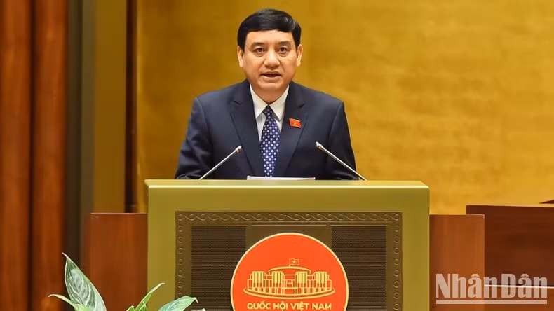 Ủy viên Ủy ban Thường vụ Quốc hội, Chủ nhiệm Ủy ban Văn hóa, Giáo dục của Quốc hội Nguyễn Đắc Vinh trình bày Báo cáo giải trình, tiếp thu, chỉnh lý dự thảo Luật Di sản văn hóa (sửa đổi).