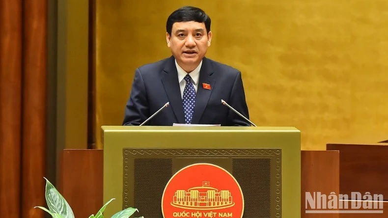 Ủy viên Ủy ban Thường vụ Quốc hội, Chủ nhiệm Ủy ban Văn hóa, Giáo dục của Quốc hội Nguyễn Đắc Vinh trình bày Báo cáo giải trình, tiếp thu, chỉnh lý dự thảo Luật Di sản văn hóa (sửa đổi).