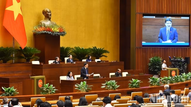 Chủ nhiệm Ủy ban Văn hóa, Giáo dục của Quốc hội Nguyễn Đắc Vinh giải trình, làm rõ một số vấn đề đại biểu Quốc hội nêu.