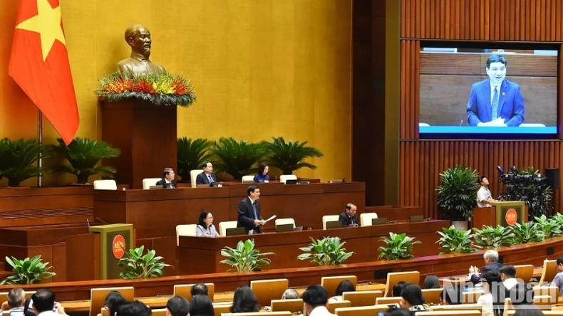 Chủ nhiệm Ủy ban Văn hóa, Giáo dục của Quốc hội Nguyễn Đắc Vinh giải trình, làm rõ một số vấn đề đại biểu Quốc hội nêu.