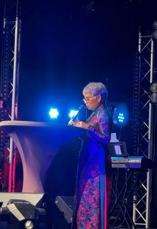 Bà Khúc Thị Dậu - Phó Chủ tịch Câu lạc bộ Di sản áo dài Việt nam công bố quyết định thành lập Câu lạc bộ Di sản áo dài Việt Nam tại Thụy Điển.