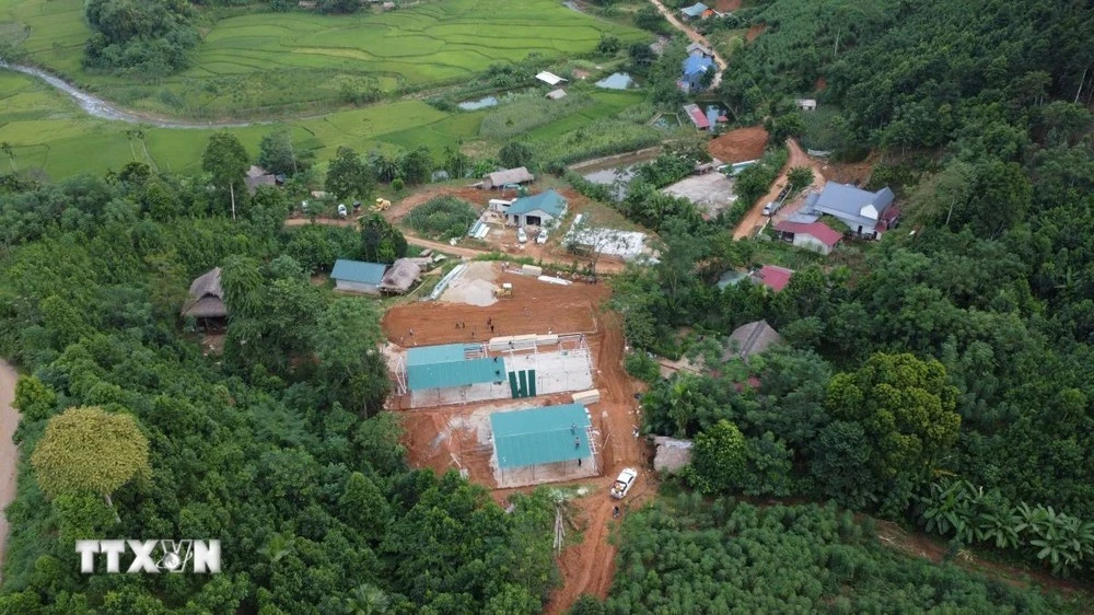 Khu vực xây dựng nhà tạm cho người dân thôn Làng Nủ tại nền nhà văn hoá cũ của thôn.