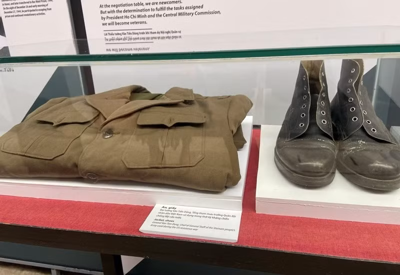 Áo và giày của Đại tướng Văn Tiến Dũng, Tổng tham mưu trưởng Quân đội nhân dân Việt Nam sử dụng trong thời kỳ kháng chiến chống Mỹ cứu nước.