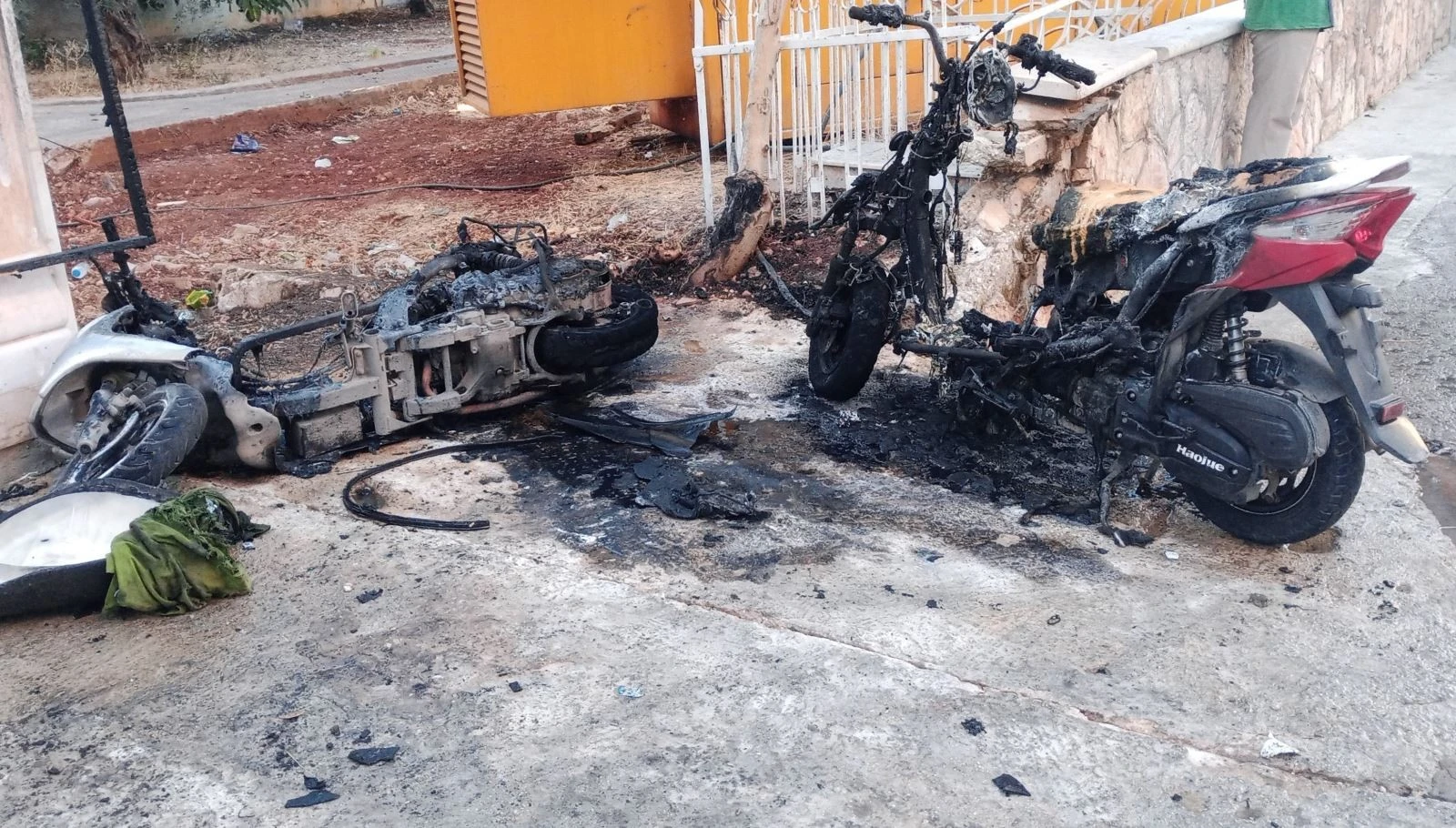 Các xe máy bị hư hại sau loạt vụ nổ bộ đàm tại Baalbek, Liban ngày 18/9/2024.